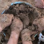 Benefícios de brincar na areia
